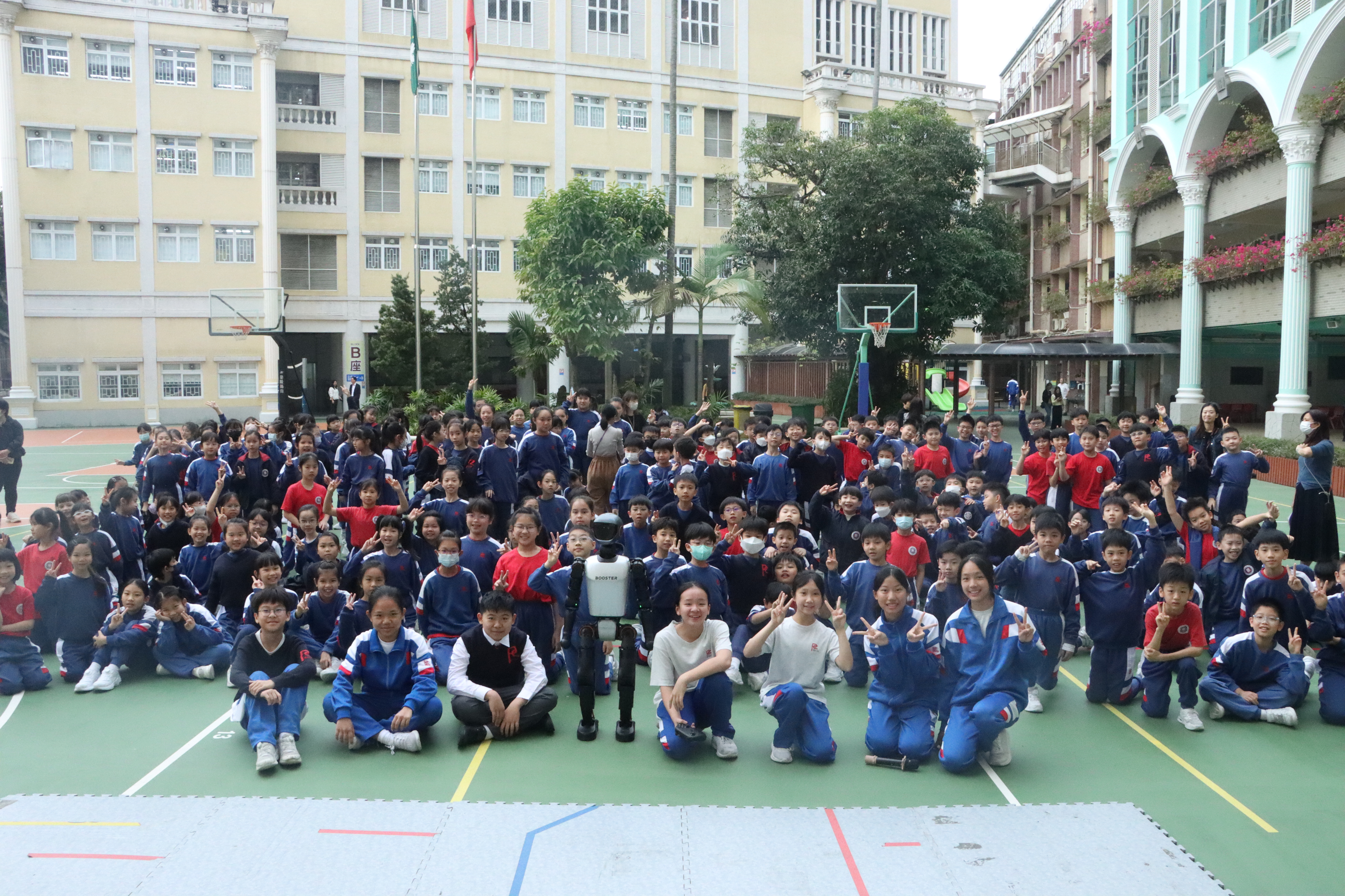 Group photo with primary school students and robots