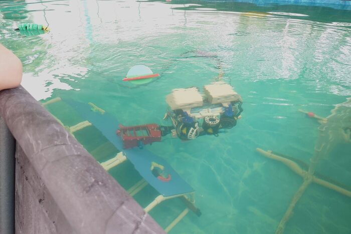 The competition tank with submerged wooden task structures